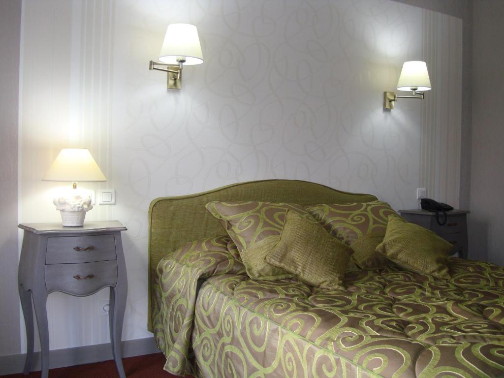 Hôtel Le Gue Du Holme Saint-Quentin-sur-le-Homme Ruang foto